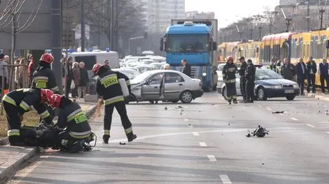 Poważny wypadek na Woli. Motocyklista w ciężkim stanie