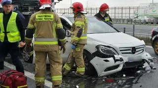 Ciężarówka wjechała w stojące w korku samochody