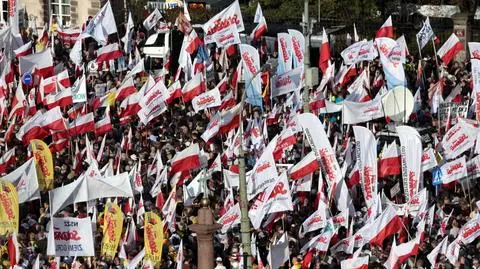 Kilkadziesiąt tysięcy osób na marszu "Obudź się Polsko"