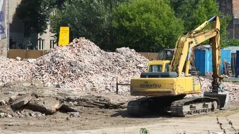 Sterty cegieł zostały po fabryce. "4 ściany będą odtworzone"