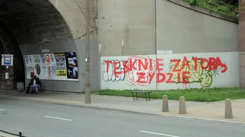 Artysta zamaluje napis? "Grożą mi sądem"