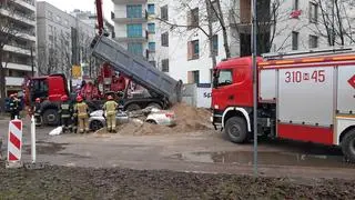 Ciężarówka przewróciła się na samochód osobowy 