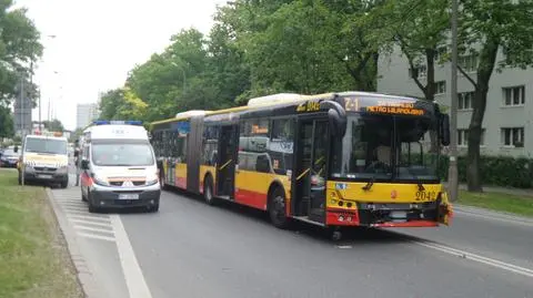 Zderzenie autobusu z samochodem. Cztery osoby ranne