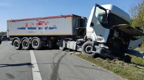 "Kierowca stracił panowanie nad pojazdem". Tir uderzył w barierki, stoi w poprzek jezdni 