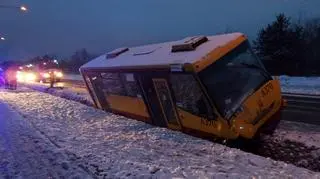 Autobus po zderzeniu wpadł do rowu 