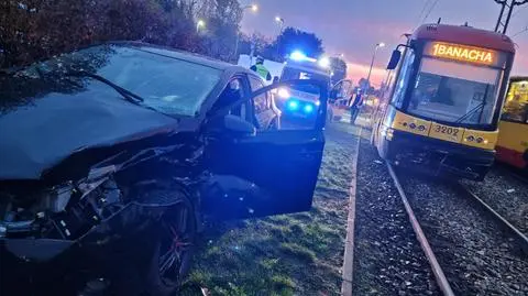 Zderzenie auta z tramwajem na Targówku, jedna osoba ranna