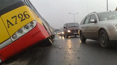 Autobus wpadł do rowu przez... butelkę