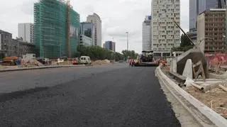 Kładą asfalt nad stacją Rondo ONZ