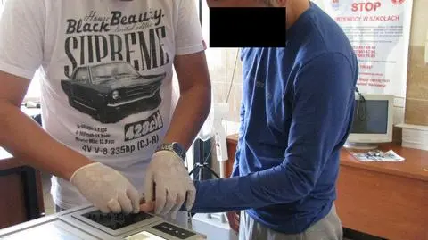 Kradli pieniądze z bankomatów na taśmę klejącą