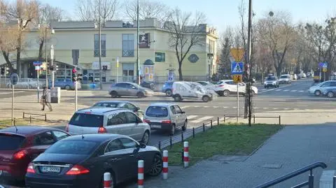 Para z wózkiem potrącona na pasach. Kierowca uciekł, pasażer wrócił