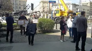 Kilkanaście osób protestuje przeciwko rekonstrukcji tęczy