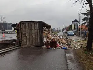 Z kontenera ciężarówki wysypały się śmieci