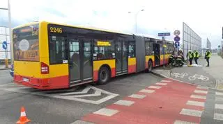 Autobus wjechał na bariery energochłonne 