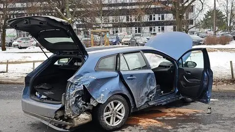 Jedna osoba poszkodowana po zderzeniu dwóch aut przy szpitalu