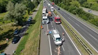 Ciężarówka wjechała w auto drogowców