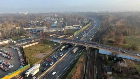 Utrudnienia po zderzeniu trzech samochodów na trasie S8