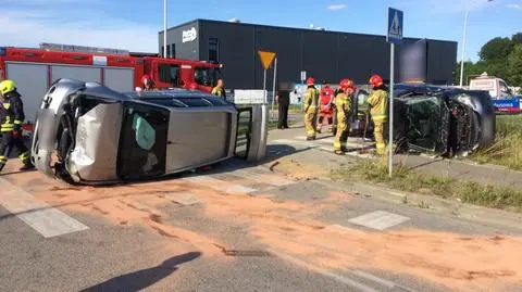 Zderzenie na skrzyżowaniu. Oba auta wylądowały na boku