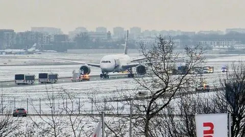 Akcja służb na Lotnisku Chopina. Ewakuowano pasażerów i personel samolotu z Chicago