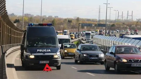 Kolizja i korek na Trasie Siekierkowskiej. "Kierowcy zabrakło paliwa"