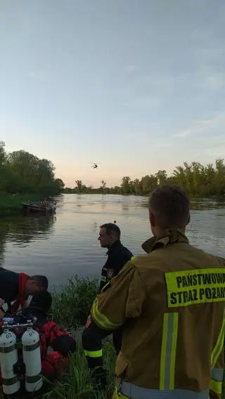 Strażacy prowadzą akcję poszukiwawczą na Bugu