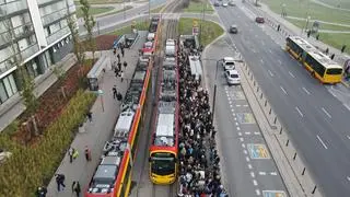 Tłumy pasażerów na przystanku tramwajowym przy stacji Wilanowska