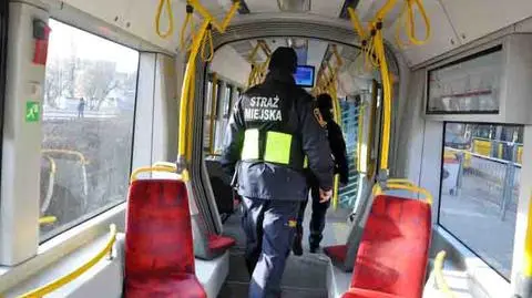 Pijany zasnął na podłodze w tramwaju. Okazało się, że był poszukiwany