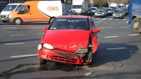 Zderzenie fiata z oplem na skrzyżowaniu