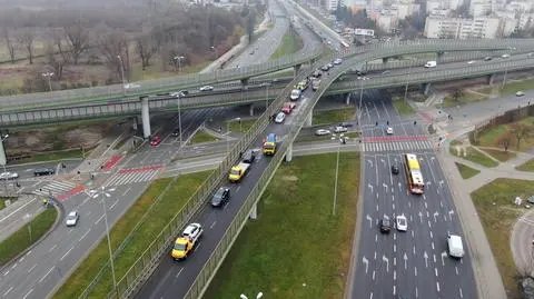 Pięć rozbitych aut na zjeździe z Trasy Siekierkowskiej