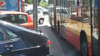 Samochody blokują przejście do autobusu