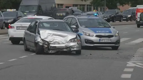 Zderzenie dwóch aut, kierowca jednego uciekł. "Zostawił pasażera"