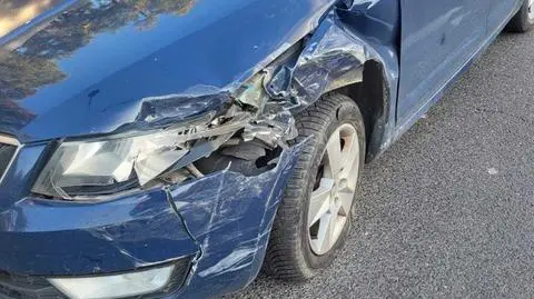 Zderzyły się dwa samochody. Jeden zajechał drogę autobusowi