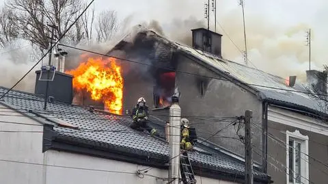 Płonęła kamienica pod Warszawą. Straż: dwie osoby nie żyją