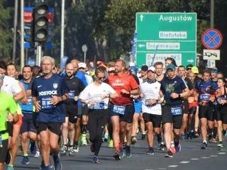 Uczestnicy na trasie 44. Maratonu Warszawskiego