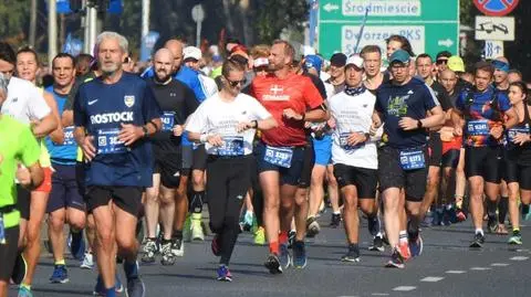 Uczestnicy na trasie 44. Maratonu Warszawskiego