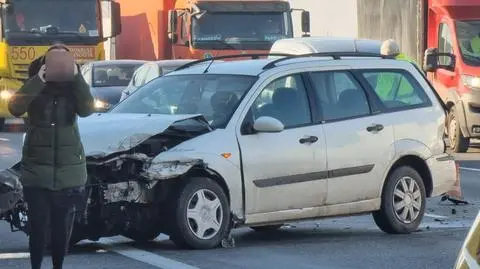 Samochód osobowy zderzył się z dostawczym na S8