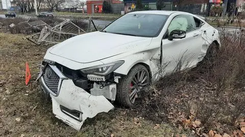 Wjechał w barierki na pasie zieleni. Auto zostało, kierowcy brak