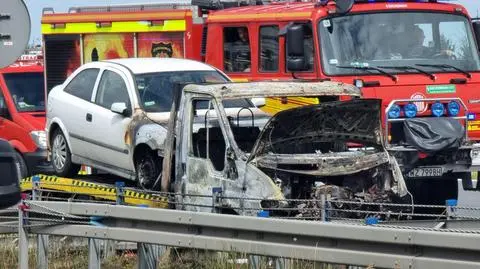 Laweta spłonęła na drodze szybkiego ruchu. Nadpalone auto, które wiozła