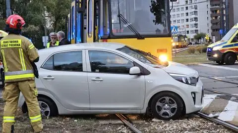 Zderzenie samochodu z tramwajem na Muranowie