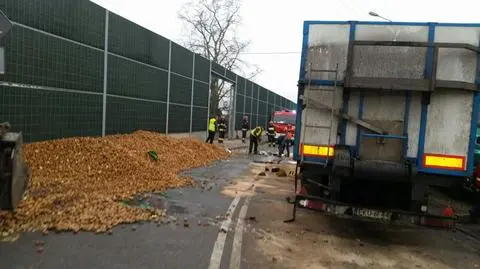 Przewrócona ciężarówka, na drodze 30 ton ziemniaków