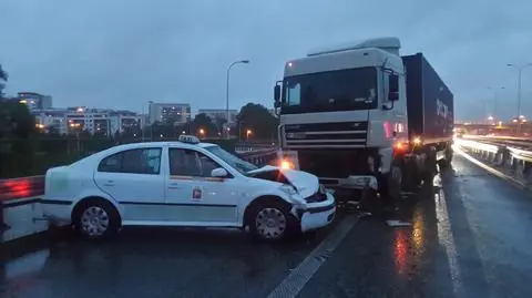 Kolizja przed mostem Siekierkowskim, kierowcy zawracali 