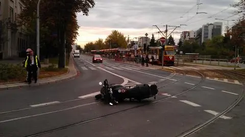 Motocyklista "wylądował" na torach