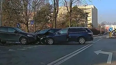 Wypadek na Tarchominie. Trzy auta uszkodzone, trzy osoby ranne