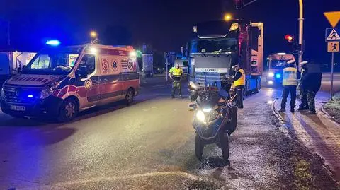 Wypadek na Płochocińskiej. Policja: ciężarówka potrąciła kobietę i dziecko na przejściu dla pieszych