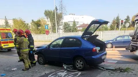 Zderzyły się dwa auta. Potem jedno z nich wpadło na rowerzystkę