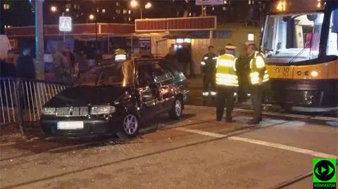 Zderzenie osobówki z tramwajem. Kierowca i pasażerowie uciekli