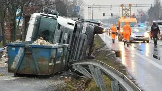 Z kontenera ciężarówki wysypały się śmieci