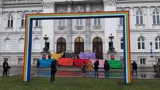 Manifestacja przed Zachętą 