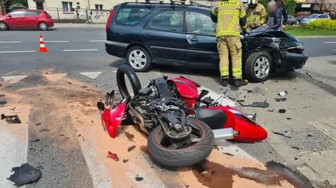 Motocyklista w szpitalu po zderzeniu z autem, jednoślad  roztrzaskany