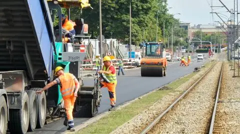 Nowy asfalt na Okopowej. Objazd do poniedziałku