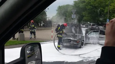 Na Domaniewskiej spaliło się volvo